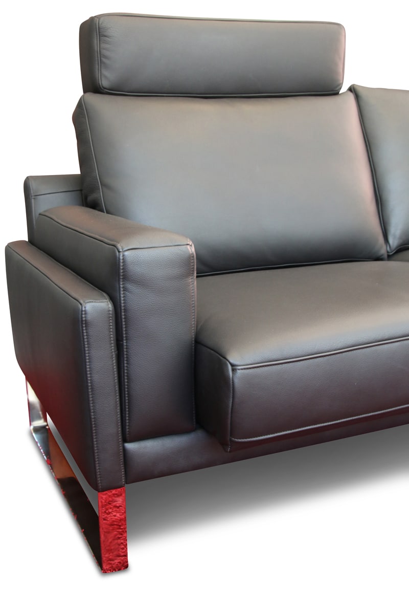 Vom Polsterer: Modernes Ledersofa in schwarz mit Edelstahlfüßen
