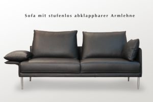 Schwarze Ledercouch mit klappbaren Armauflagen