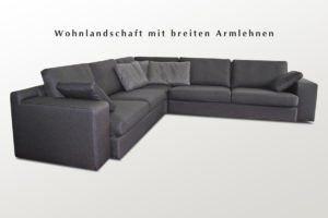 Wohnlandschaft, Rundecke mit großen Kissen.