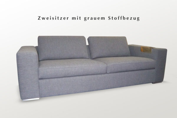 Zweiercouch mit hochwertigem Polsterstoff